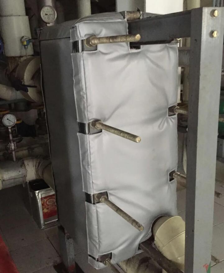 板式<a href=http://www.hafoxiaoxue.cn/e/tags/?tagname=%E6%8D%A2%E7%83%AD%E5%99%A8%E4%BF%9D%E6%B8%A9 target=_blank class=infotextkey>換熱器保溫</a>套