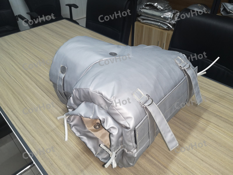 ? ? ? ?冬季氣溫逐漸變冷，我們大家自覺不自覺的都穿上了厚厚的衣服御寒。那么問題來了，我們的設(shè)備是否“穿暖”了？要不要穿些東西？穿哪些可以溫暖過冬？ ? ? ? ?石油，電力，化工等很多行業(yè)裝置每年冬季都會(huì)開展設(shè)備防凝凍工作，目的就是不凍壞一臺(tái)設(shè)備、一條管線。設(shè)備凝凍只是因?yàn)榄h(huán)境溫度的降低，解決這個(gè)問題常規(guī)來說不外乎就是做保溫。 ? ? ? ?為此，科好特開發(fā)了可以與閥門及設(shè)備一同工作的可拆裝保溫產(chǎn)品，安裝和拆卸變得容易，可反復(fù)使用。<a href=http://www.hafoxiaoxue.cn/e/tags/?tagname=%E9%98%80%E9%97%A8%E4%BF%9D%E6%B8%A9 target=_blank class=infotextkey>閥門保溫</a>產(chǎn)品用材屬于輕質(zhì)柔性無石棉材料，在高度復(fù)雜和狹窄的區(qū)域同樣可以很好使用，無論是截止閥、球閥等均可安裝。通常用戶只需提供閥門名稱型號(hào)和同一型號(hào)數(shù)量清單即可訂購(gòu)相應(yīng)的可拆卸<a href=http://www.hafoxiaoxue.cn/e/tags/?tagname=%E9%98%80%E9%97%A8%E4%BF%9D%E6%B8%A9%E5%A5%97 target=_blank class=infotextkey><a href=http://www.hafoxiaoxue.cn/e/tags/?tagname=%E9%98%80%E9%97%A8%E4%BF%9D%E6%B8%A9 target=_blank class=infotextkey>閥門保溫</a>套</a>了，特殊類型需要提供詳細(xì)規(guī)格或尺寸。可拆卸<a href=http://www.hafoxiaoxue.cn/e/tags/?tagname=%E9%98%80%E9%97%A8%E4%BF%9D%E6%B8%A9 target=_blank class=infotextkey>閥門保溫</a>產(chǎn)品外觀漂亮整潔、表面可擦洗，環(huán)保，無污染。 ? ? ? ?給閥門穿上“保暖衣”，給企業(yè)“錦上添花”！